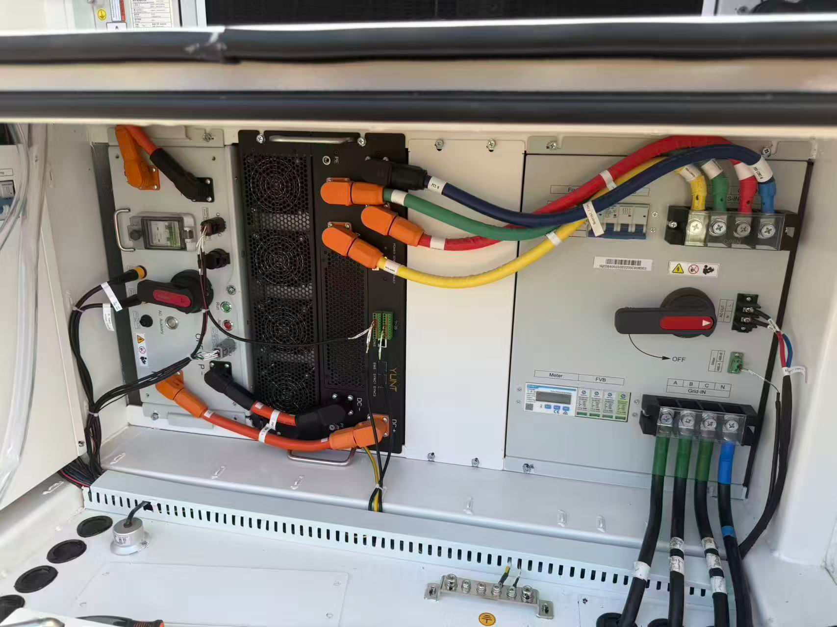 Sistem de Stocare Energie Industrială 261 kWh – Ideal pentru Hale și Fabrici