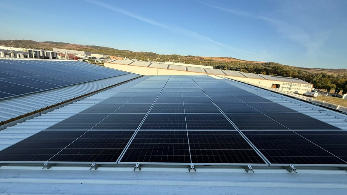 Sistem fotovoltaic pe acoperișul din panouri sandwich al unei hale industriale din județul Alba