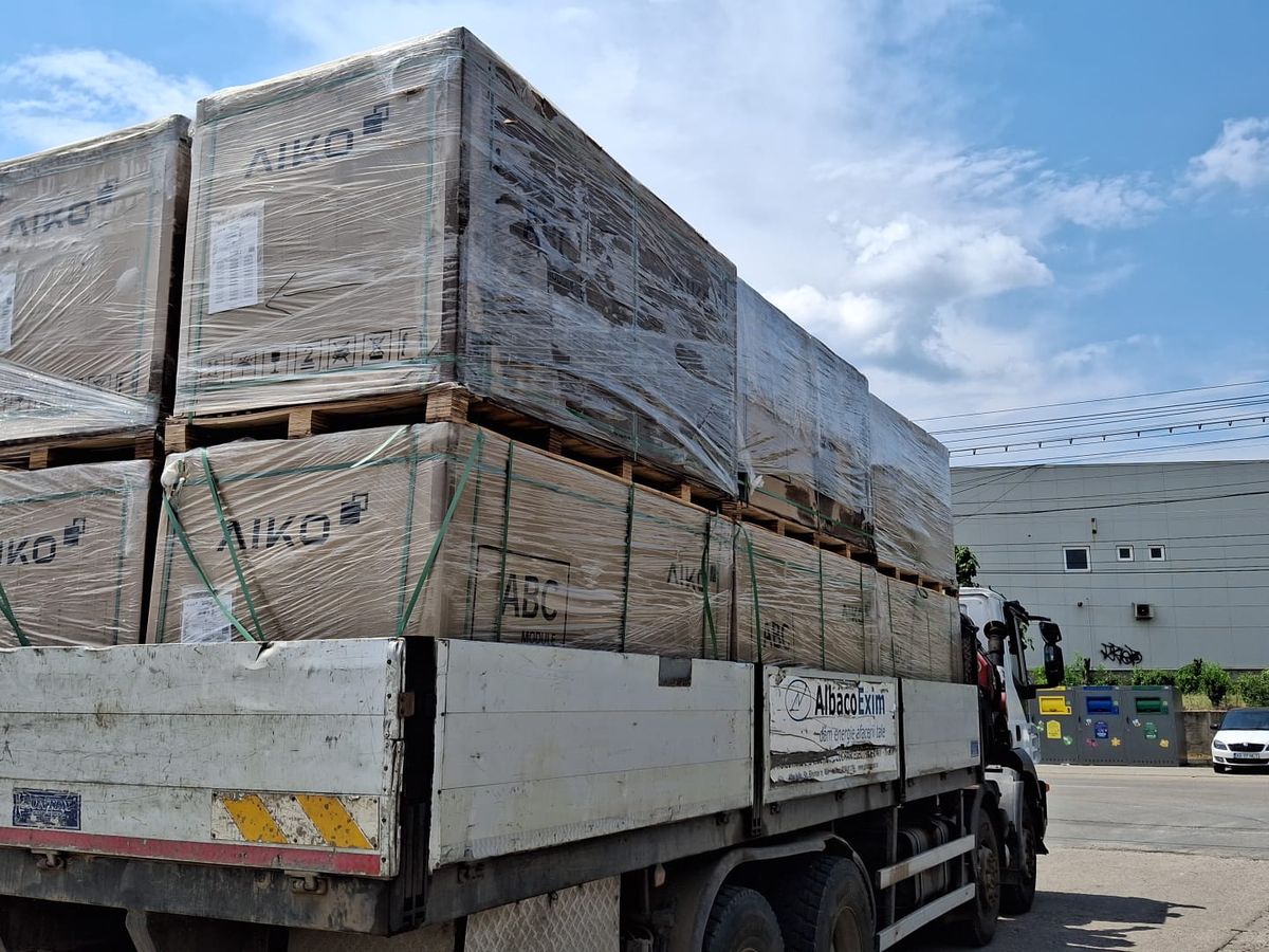 Truck with AIKO pallets arriving at the Nectaria warehouse